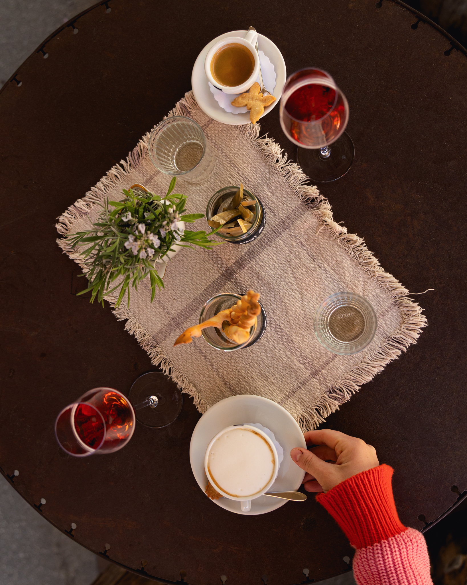 Jause von oben — Aufstriche, Gebäck, Kaffee und ein Glas Wein